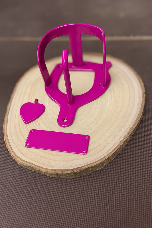 Halfterhalter auf Rundholzplatte (ca. 20-22 cm) mit Namensschild UND Herz aus Metall - Handmade - DIE pferdige Geschenkidee ! (Versandkostenfrei!)