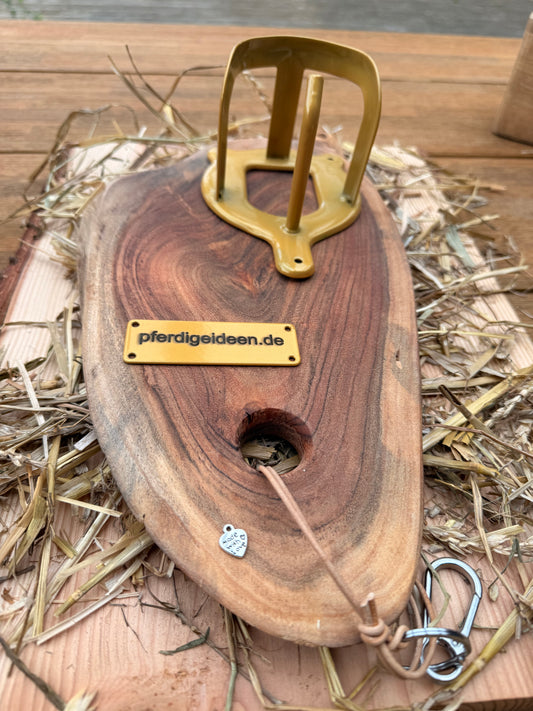 Halfterhalter auf massiver Baumscheibe (ca. 38cmX19cm) aus hochwertigem Akazienholz mit Namensschild / Wunschgravur aus Metall , sowie Karabinerhaken - Handmade - DIE pferdige Geschenkidee ! (Versandkostenfrei!)