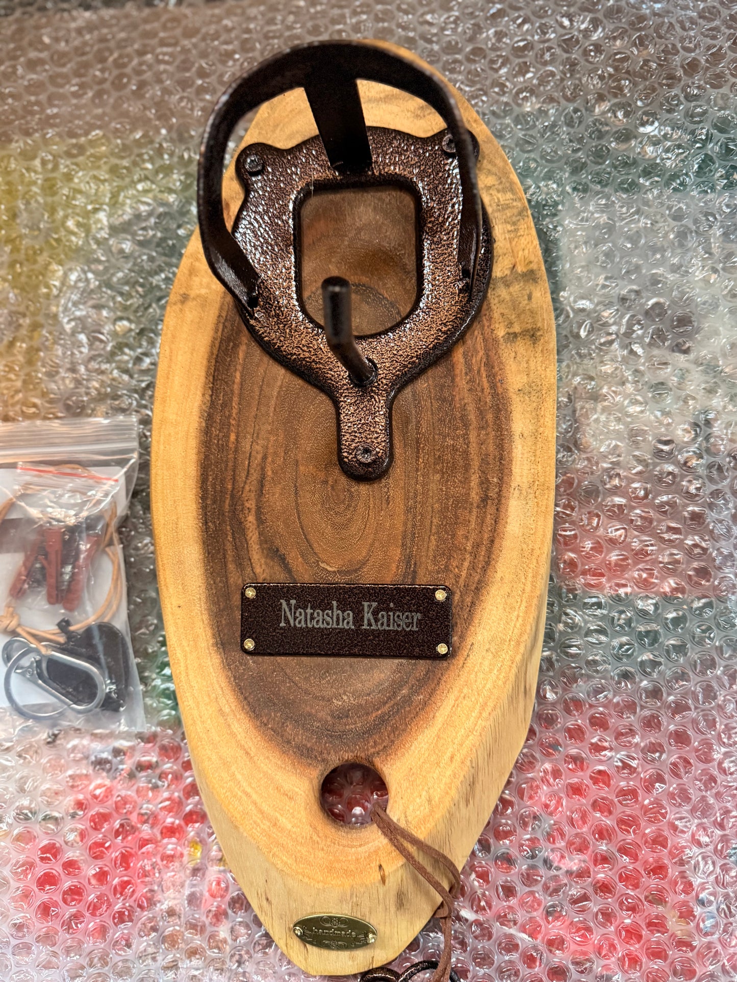 Halfterhalter auf Akazienholz - handmade Unikat