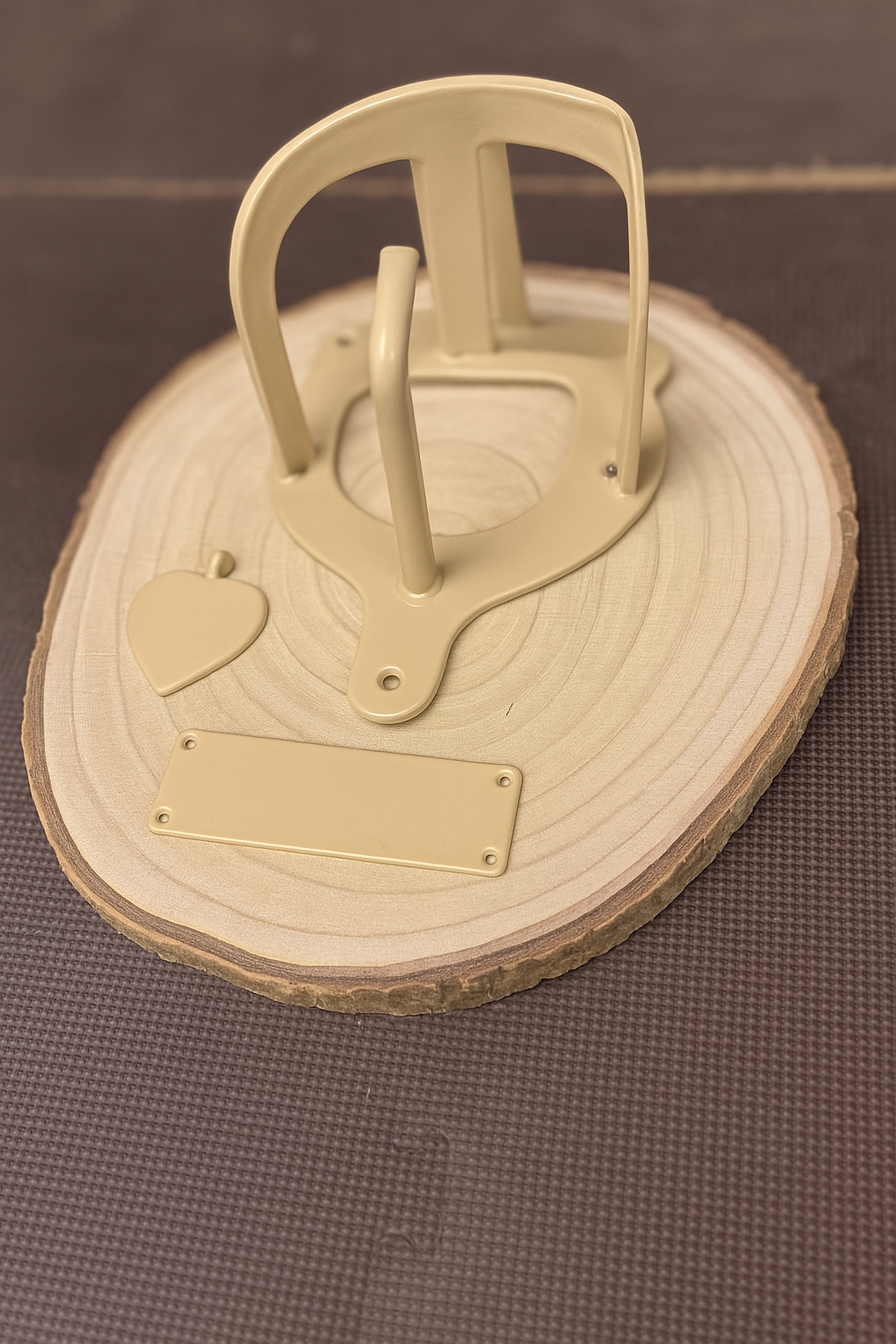 Halfterhalter auf Rundholzplatte (ca. 20-22 cm) mit Namensschild UND Herz aus Metall - Handmade - DIE pferdige Geschenkidee ! (Versandkostenfrei!)