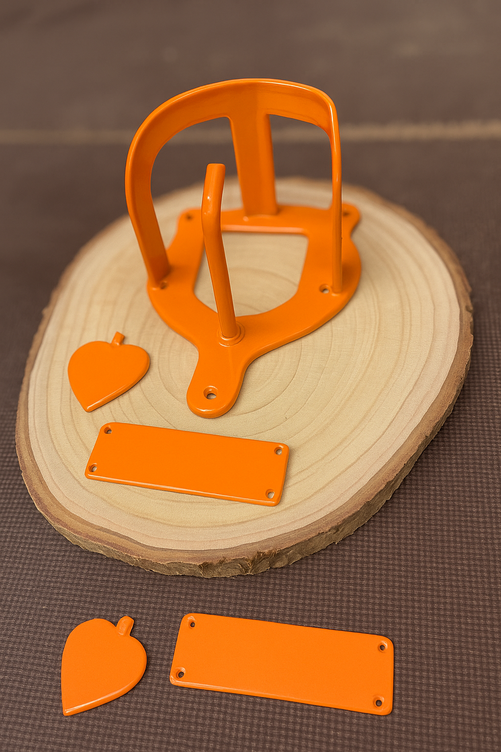 Halfterhalter auf Rundholzplatte (ca. 20-22 cm) mit Namensschild UND Herz aus Metall - Handmade - DIE pferdige Geschenkidee ! (Versandkostenfrei!)