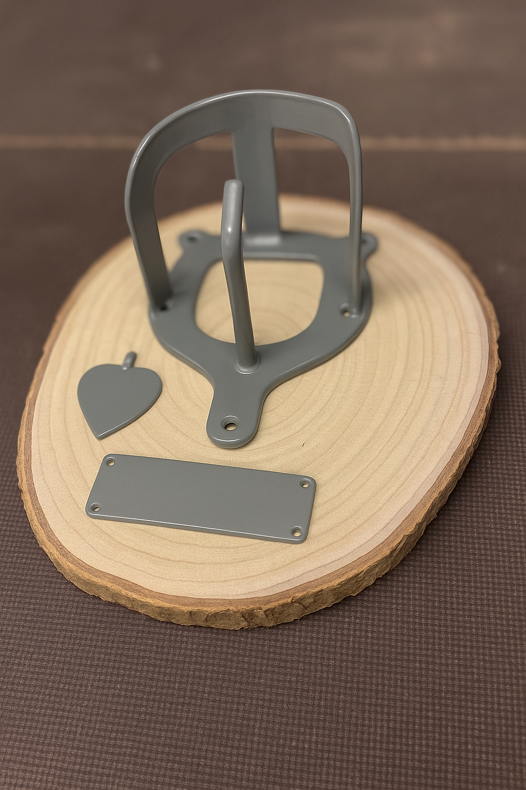 Halfterhalter auf Rundholzplatte (ca. 20-22 cm) mit Namensschild UND Herz aus Metall - Handmade - DIE pferdige Geschenkidee ! (Versandkostenfrei!)