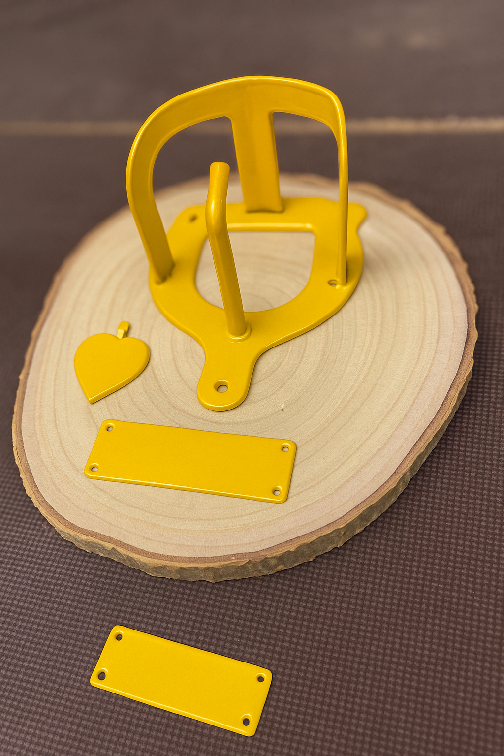 Halfterhalter auf Rundholzplatte (ca. 20-22 cm) mit Namensschild UND Herz aus Metall - Handmade - DIE pferdige Geschenkidee ! (Versandkostenfrei!)