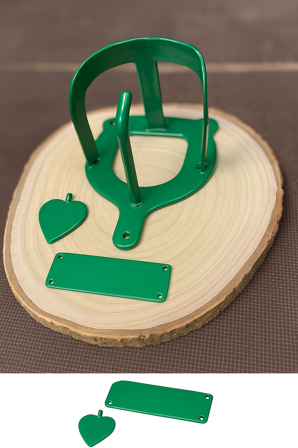 Halfterhalter auf Rundholzplatte (ca. 20-22 cm) mit Namensschild UND Herz aus Metall - Handmade - DIE pferdige Geschenkidee ! (Versandkostenfrei!)