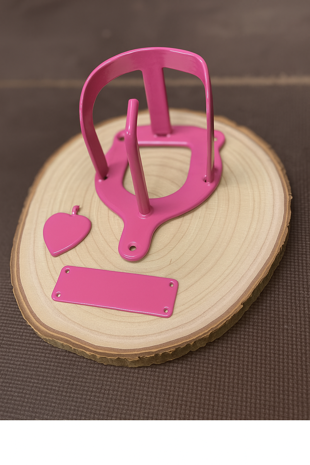 Halfterhalter auf Rundholzplatte (ca. 20-22 cm) mit Namensschild UND Herz aus Metall - Handmade - DIE pferdige Geschenkidee ! (Versandkostenfrei!)