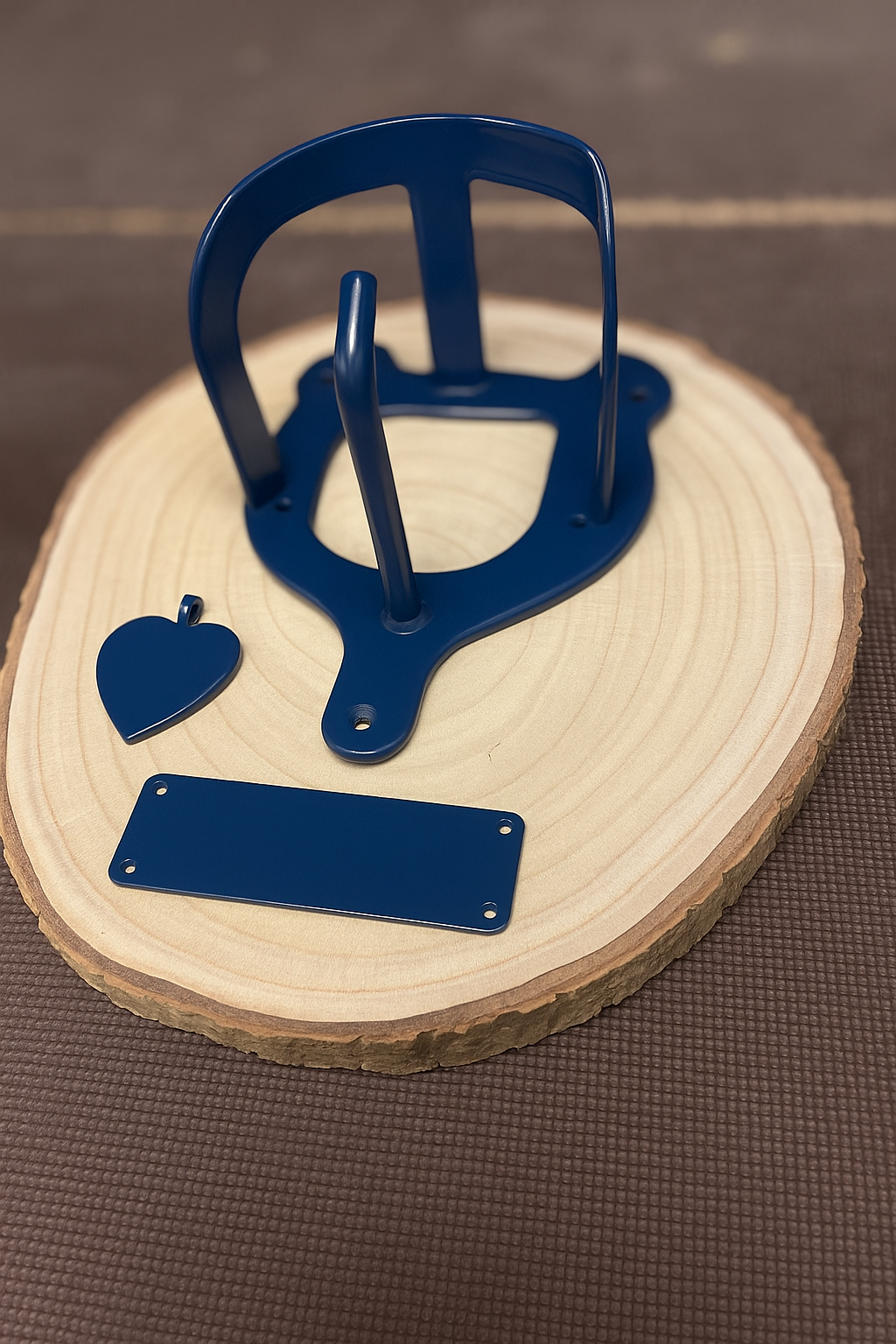 Halfterhalter auf Rundholzplatte (ca. 20-22 cm) mit Namensschild UND Herz aus Metall - Handmade - DIE pferdige Geschenkidee ! (Versandkostenfrei!)