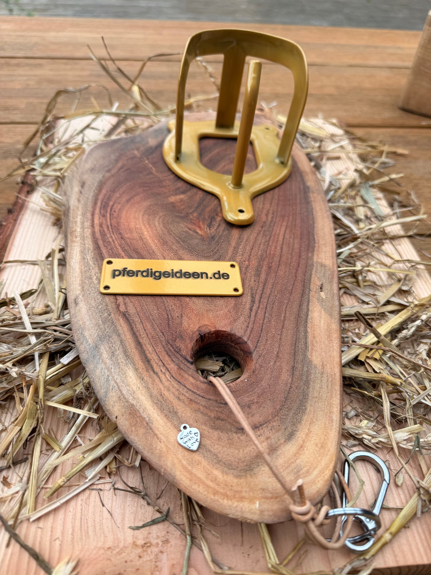 Halfterhalter auf massiver Baumscheibe (ca. 38cmX19cm) aus hochwertigem Akazienholz mit Namensschild / Wunschgravur aus Metall , sowie Karabinerhaken - Handmade - DIE pferdige Geschenkidee ! (Versandkostenfrei!)