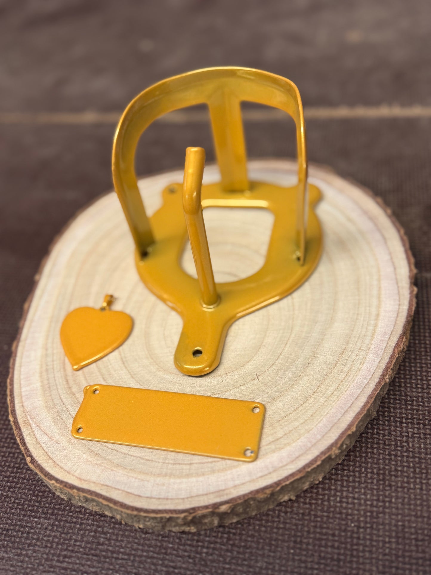 Halfterhalter auf Rundholzplatte (ca. 20-22 cm) mit Namensschild UND Herz aus Metall - Handmade - DIE pferdige Geschenkidee ! (Versandkostenfrei!)