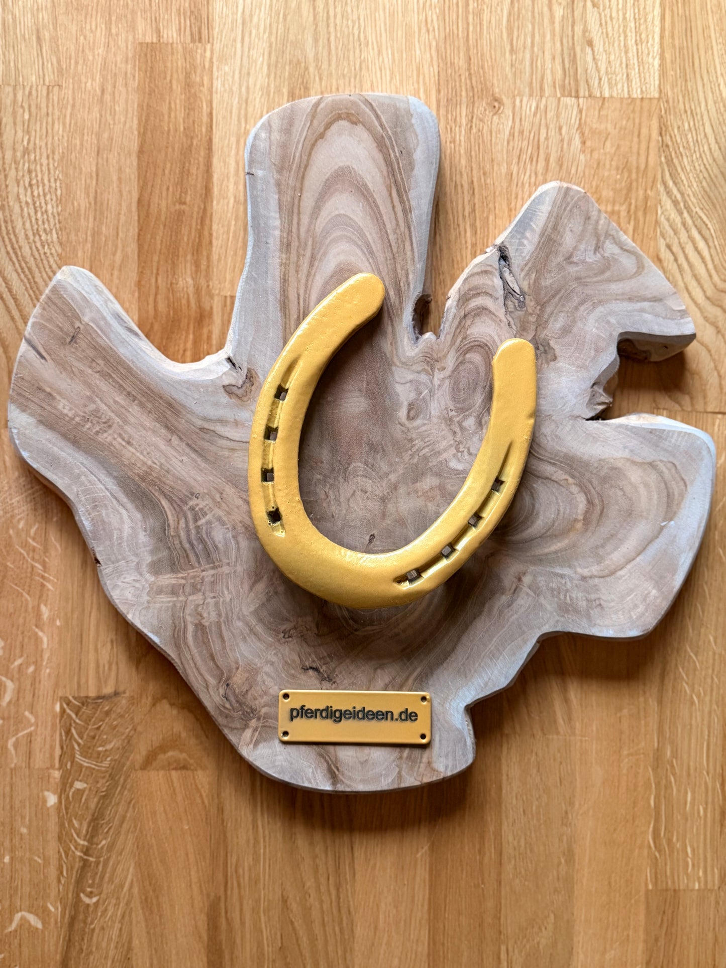 Hufeisen - Original auf Teak Massivholz (ca. 35x35x2 cm) mit Ihrer Wunschgravur aus Metall ! - Handmade - jedes Stück ein Unikat ! DIE pferdige Geschenkidee ! (Versandkostenfrei!)