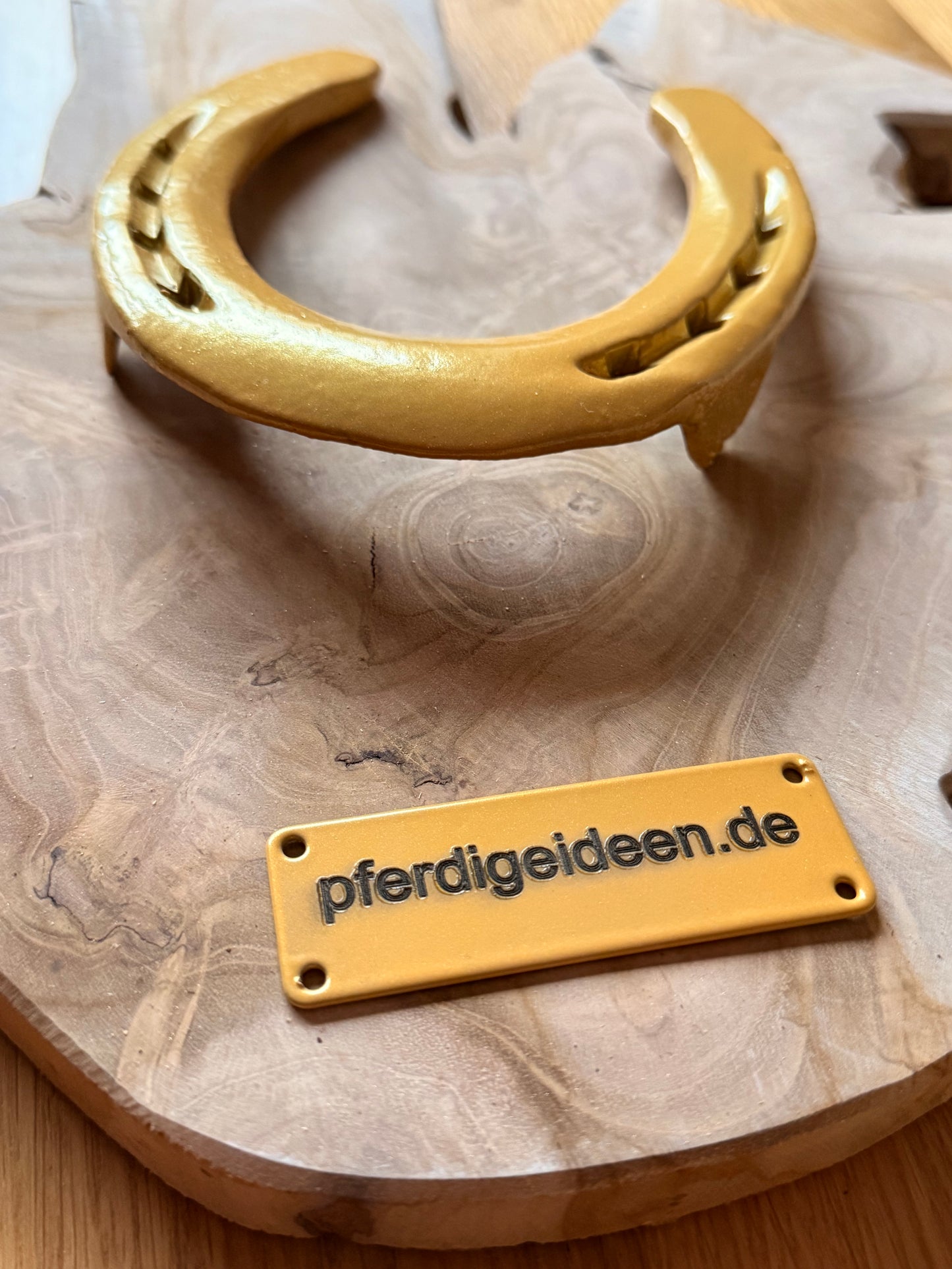 Hufeisen - Original auf Teak Massivholz (ca. 35x35x2 cm) mit Ihrer Wunschgravur aus Metall ! - Handmade - jedes Stück ein Unikat ! DIE pferdige Geschenkidee ! (Versandkostenfrei!)