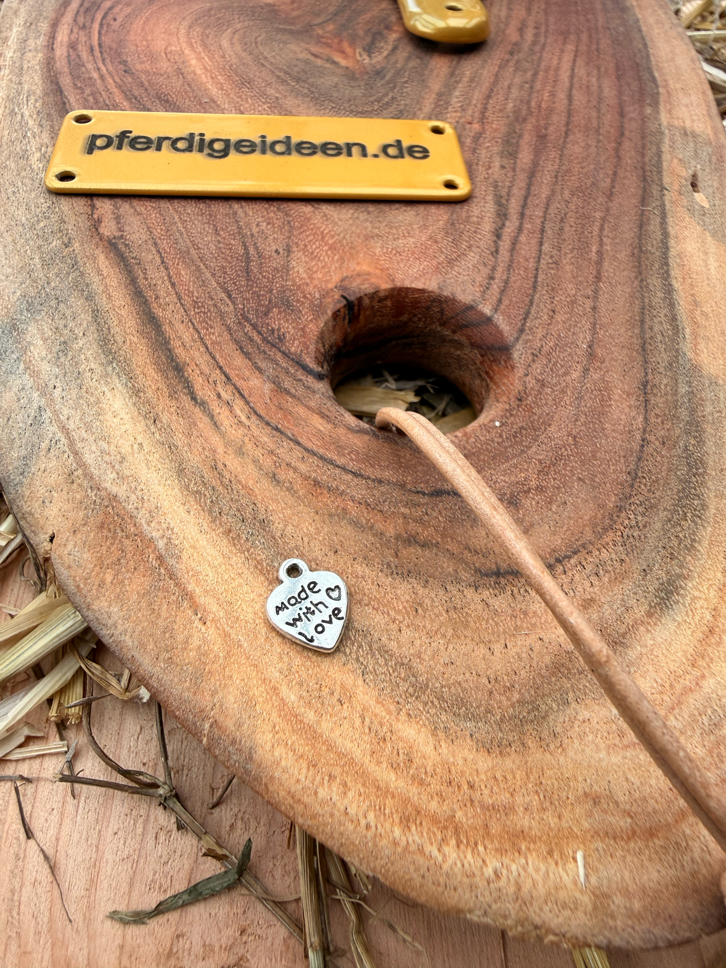 Halfterhalter auf massiver Baumscheibe (ca. 38cmX19cm) aus hochwertigem Akazienholz mit Namensschild / Wunschgravur aus Metall , sowie Karabinerhaken - Handmade - DIE pferdige Geschenkidee ! (Versandkostenfrei!)