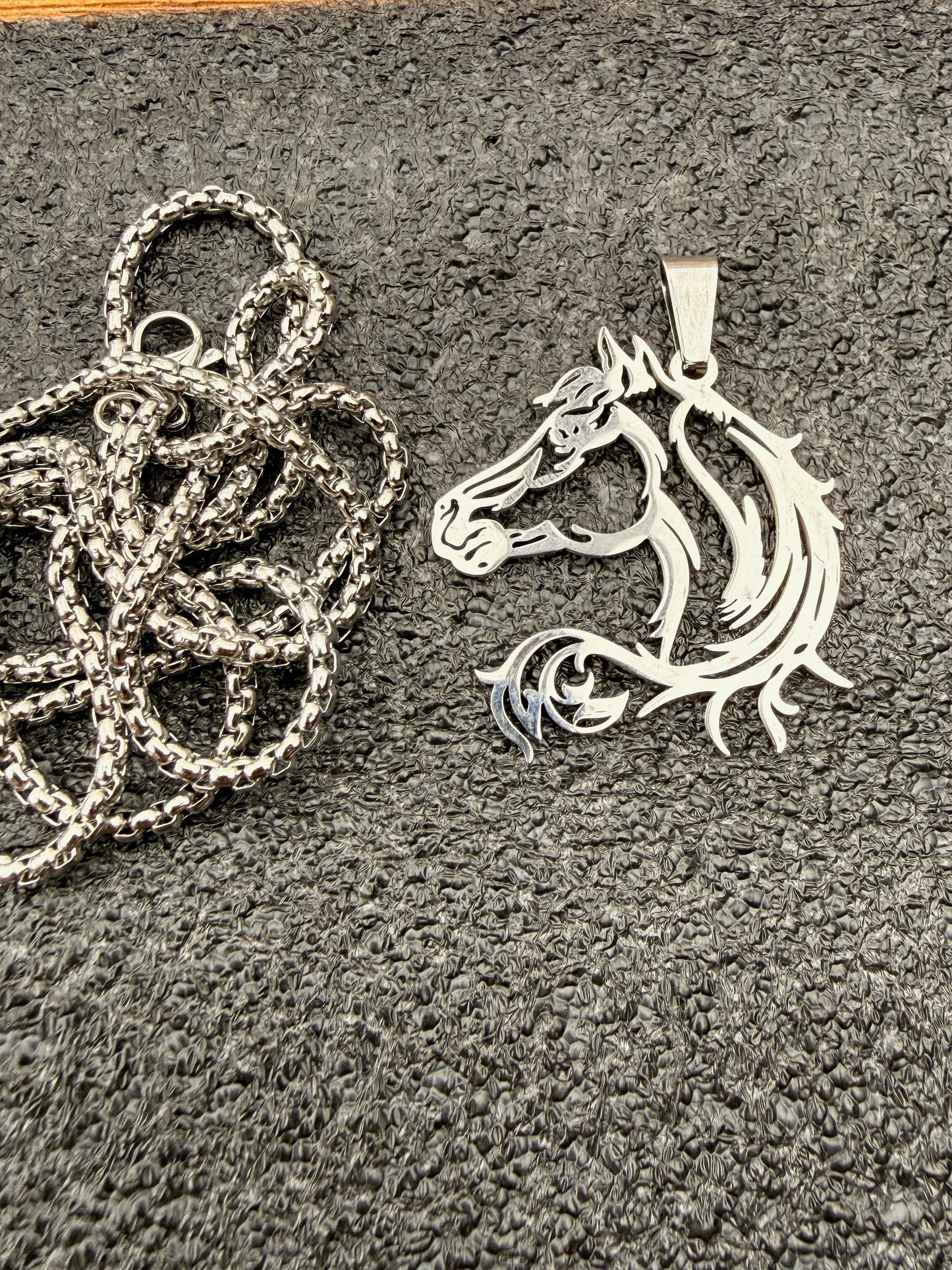 Pferde-Halskette aus Metall (ca. 3,5x3,5cm) mit Stahlkette oder Lederkette (ca. 60cm) - DIE Geschenkidee ! (Versandkostenfrei!)