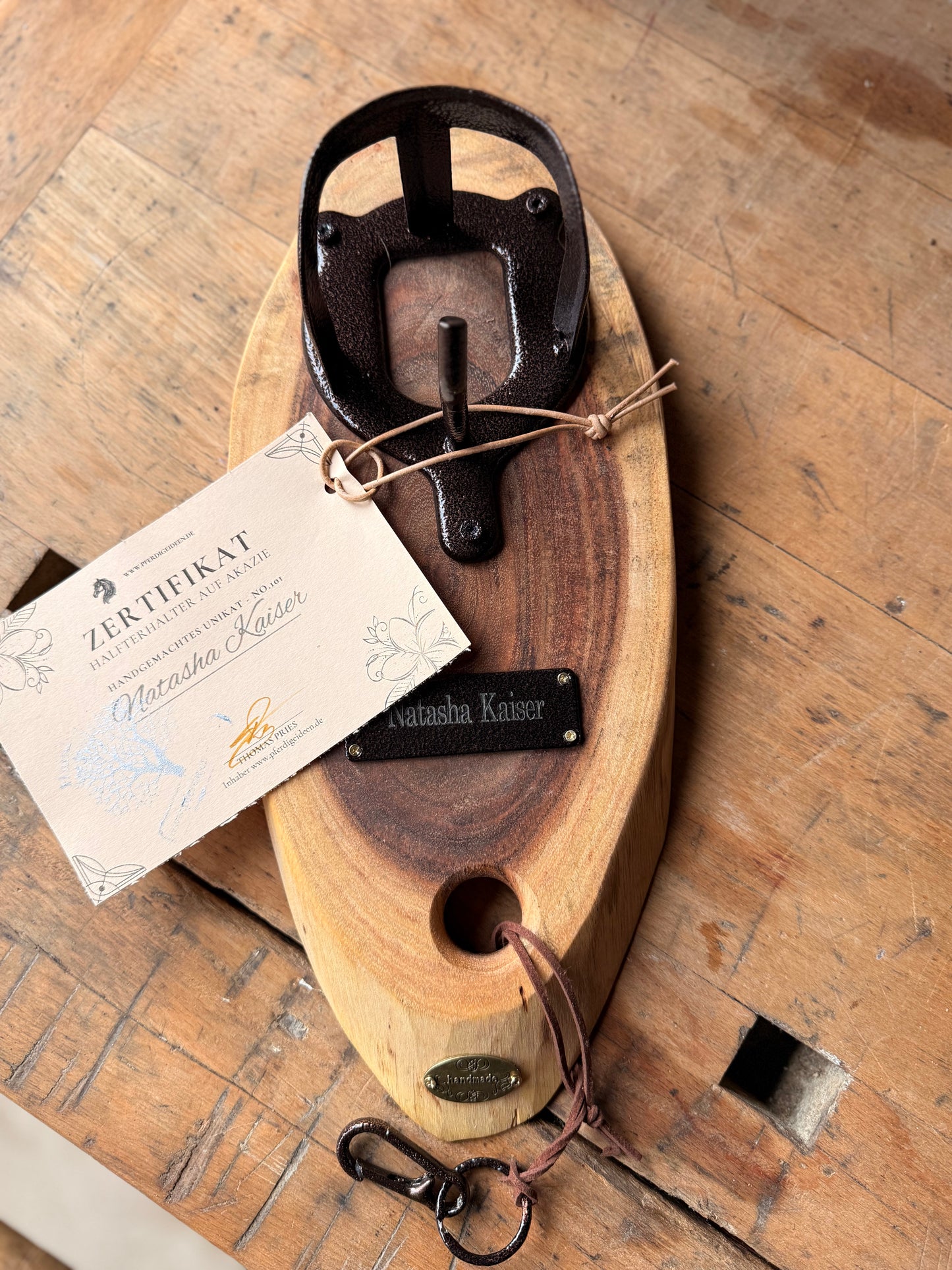 Halfterhalter auf Akazienholz - handmade Unikat