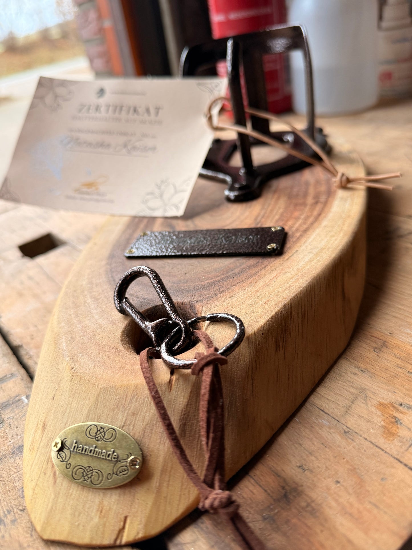 Halfterhalter auf Akazienholz - handmade Unikat