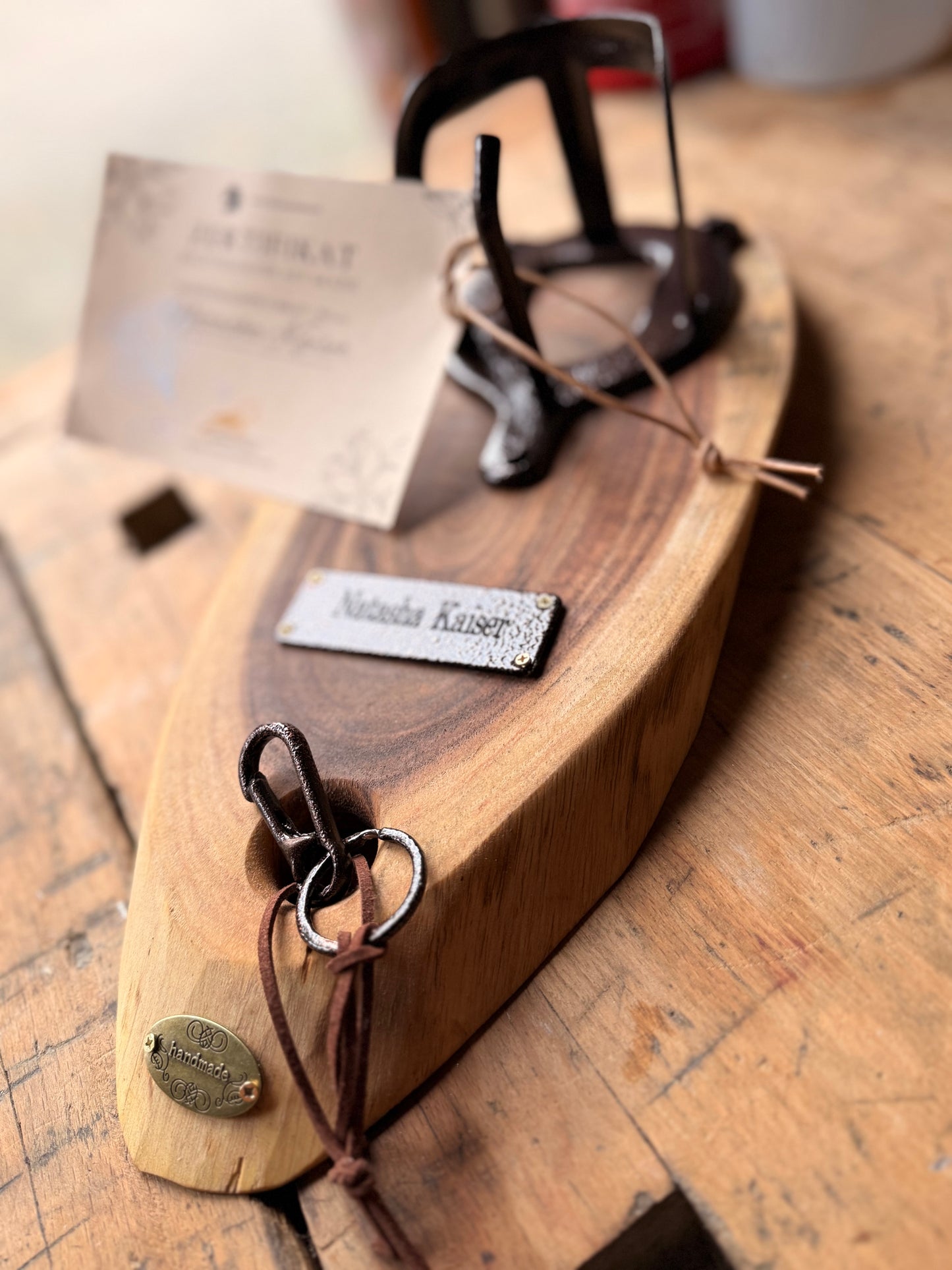 Halfterhalter auf Akazienholz - handmade Unikat